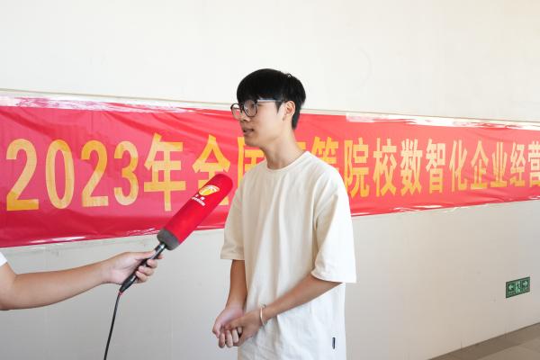 經濟管理學院參賽學生陳博倫接受采訪.JPG