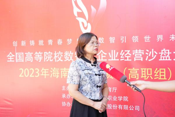 經濟管理學院副院長王莉接受采訪.JPG