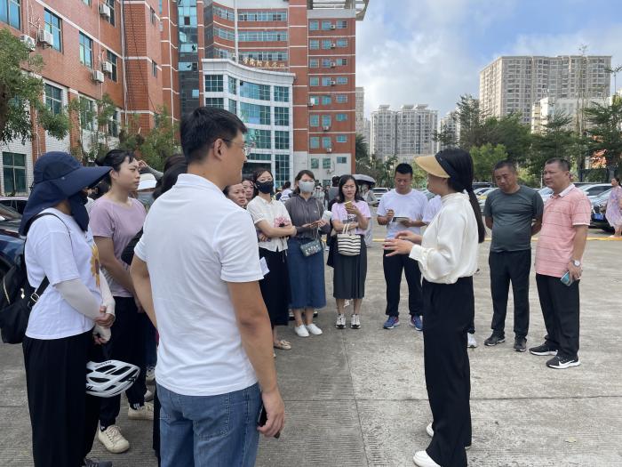 校領(lǐng)導(dǎo)第一時(shí)間組織全體教職工開展校園災(zāi)后重建工作3.jpg