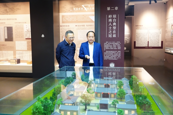 右副校長曾繁詩-左賴永生-在校史館(1).JPG