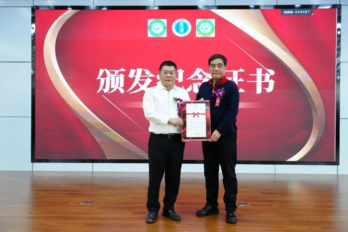 符永健向唐捷頒發捐贈證書.jpg