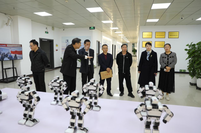 信息技術與人工智能學院負責人介紹基地情況.png