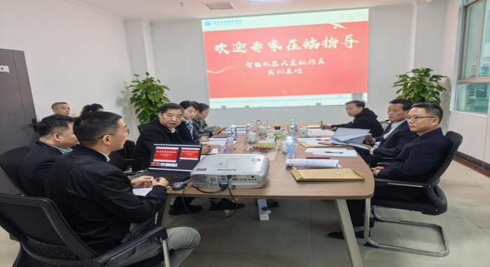 專家組聽取基地建設匯報.png